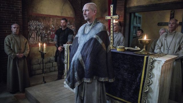 The scarf of a priest Beocca (Ian Hart) in The Last Kingdom S02E06 ...