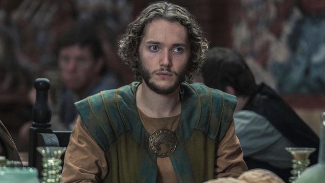 Ae­thel­red's (Toby Regbo) green doublet as seen in The Last Kingdom S02E03