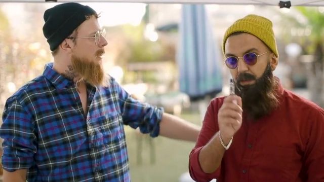 La chemise rouge de hipster de Jhon Rachid dans la video youtube de Norman "Les aventures Hipsters 2"