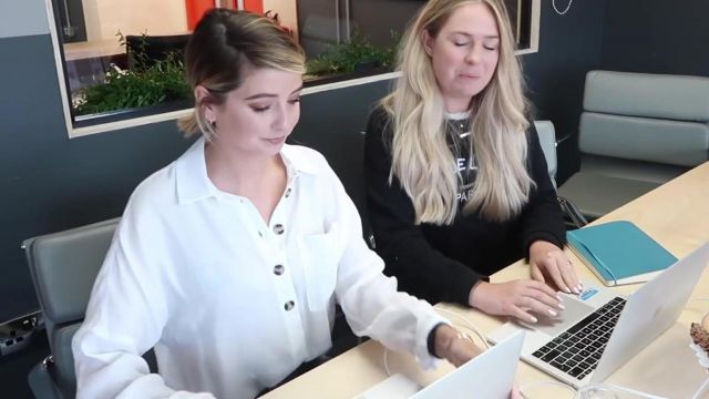 La chemise blanche à boutons en corne marrons de Zoella (Zoe Sugg) dans sa vidéo "What I've Been up to Recently"