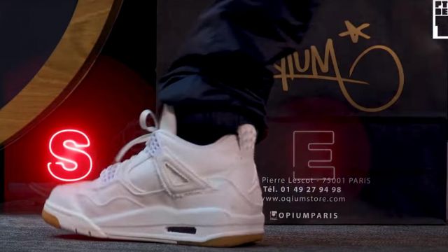 Les Sneakers blanches Nike Air Jordan 4 Retro "Levi's" de Josman dans la video "Josman – Bail 2 Sneakers"