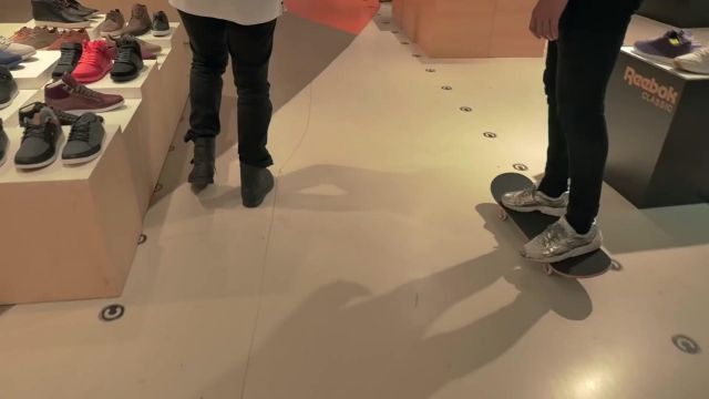 Les sneakers grises Puma trinomic Mis­ter V dans la vi­déo You­Tube "Mis­ter V & Di­siz - Bail 2 Snea­kers"