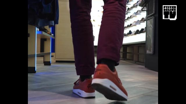 Pornografía Continuamente Apéndice Sneakers orange Nike Air Max Jewel in the YouTube video Romeo Elvis – Lease  2 Sneakers | Spotern