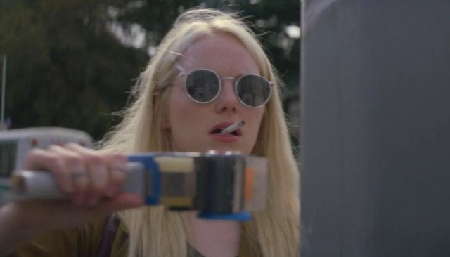 The pair of round sunglasses Annie Landsberg (Emma Stone) in Maniac (S01E02)