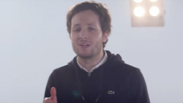 Le sweatshirt à capuche Lacoste porté par Vianney dans le clip "La Même" de Maître GIMS