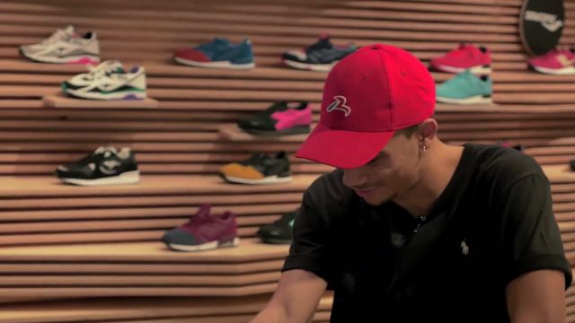 La casquette rouge Rewind France de Mis­ter V dans la vi­déo You­Tube "Mis­ter V & Di­siz - Bail 2 Snea­kers"