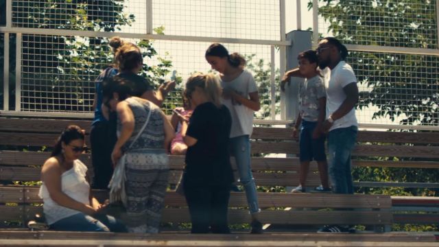 Les sneakers bleues Adidas Gazelle portées par Alonzo dans son clip "Papa allo"