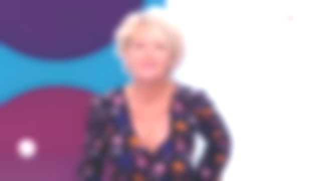 El vestido estampado abotonado de Sophie Davant en el programa C'est au del 12/09/2018