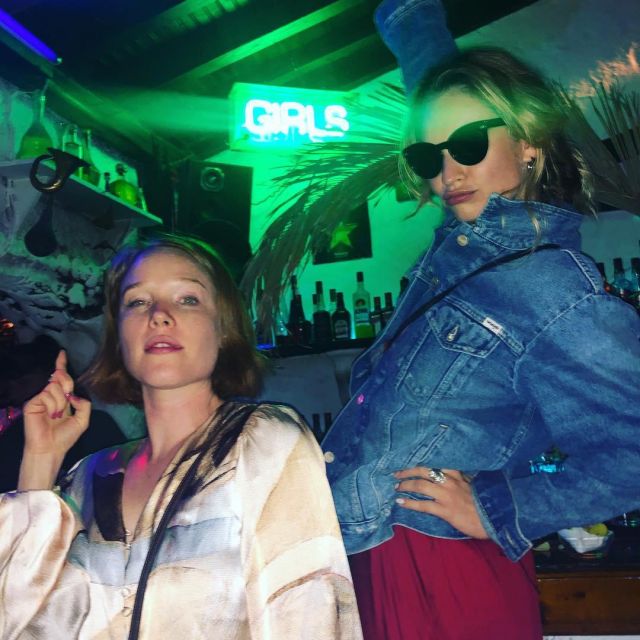 La veste en jean Wrangler portée par Lily James sur son compte Instagram @lilyjamesofficial