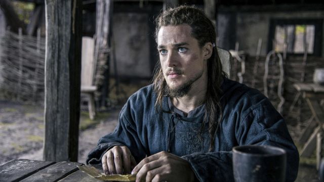 Uhtred's (Alexander Dreymon) blue tunic as seen in The Last Kingdom S02E08