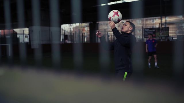 Le ballon de foot Adidas dans le clip London de AJ x Deno ft EO