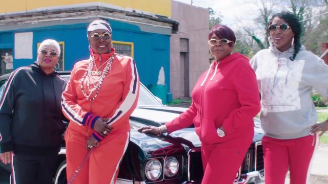 Sweatshirt red Ralph Lauren in the clip Proud of 2 Chainz ft. YG, Offset