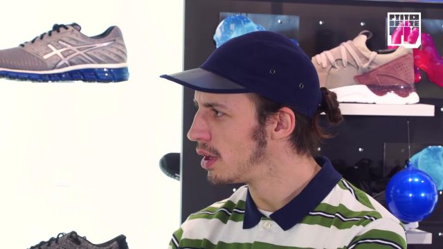 La casquette Lacoste bleue portée par Roméo Elvis dans la video youtube "Roméo Elvis – Bail 2 Sneakers"