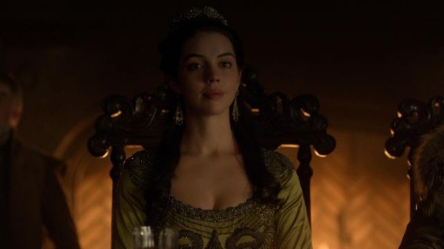 Les boucles d'oreilles de Queen Mary Stuart (Adelaide Kane) dans Reign : Le Destin d'une reine (S04E12)