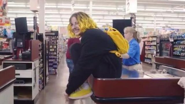 The backpack yellow Kanken Tessa Violet in her video clip Crush