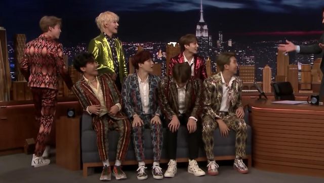 Les baskets Valentino Hero Tribe de J-Hope dans Jimmy Interviews the Biggest Boy Band on the Planet BTS