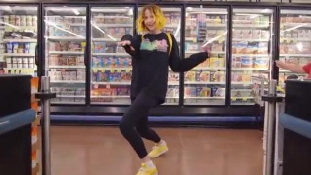 jaune baskets portées par Tessa Violet dans sa vidéo de musique "Crush"