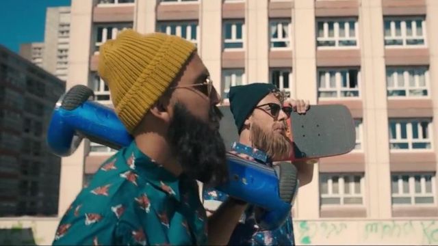 L'Hoverboard bleu de Jhon Rachid dans la video youtube "Les aventures hipsters - J'adore le concept" (LE CLIP)