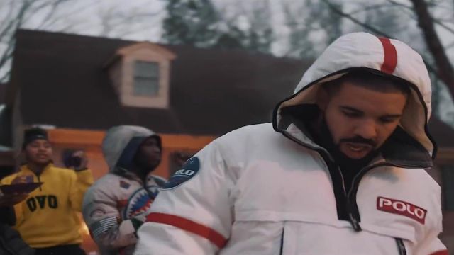 Le sweater jaune OVO dans le clip Look Alive de BlocBoy JB & Drake
