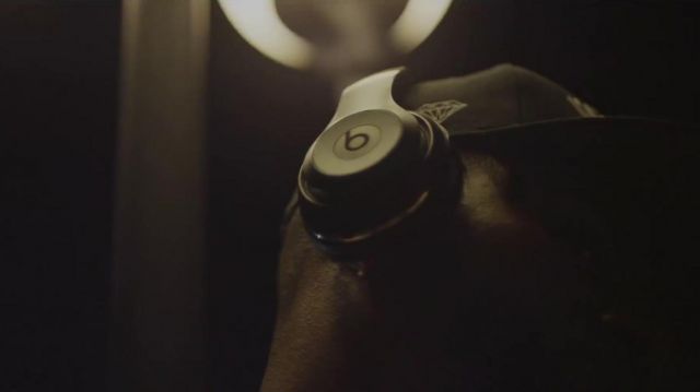 Los auriculares Beats Pro Over-Ear de Bryson Tiller en su video musical Don't