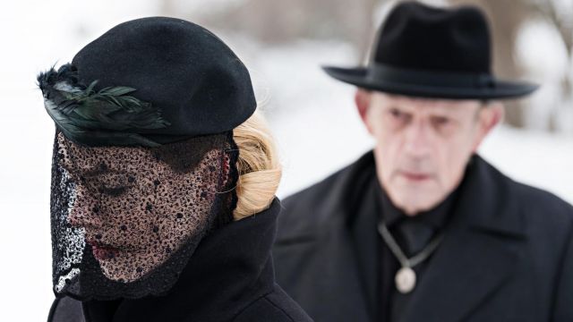 The beret with feathers of Cassie (Amanda Schull) in 12 Monkeys S03E06
