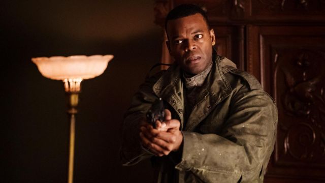 Le manteau ciré vert de Whitley (Demore Barnes) dans la série 12 Monkeys S03E07