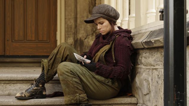 The cap in tweed Jennifer Goines (Emily Hampshire) in 12 Monkeys S03E02
