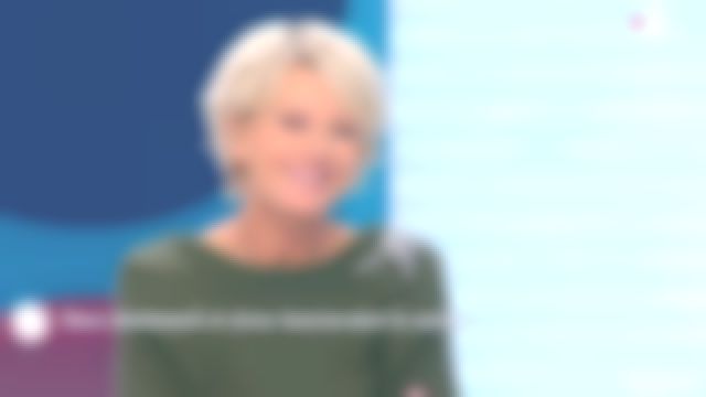 The sweater khaki Sophie Davant in It is the program of the 25/09/2018