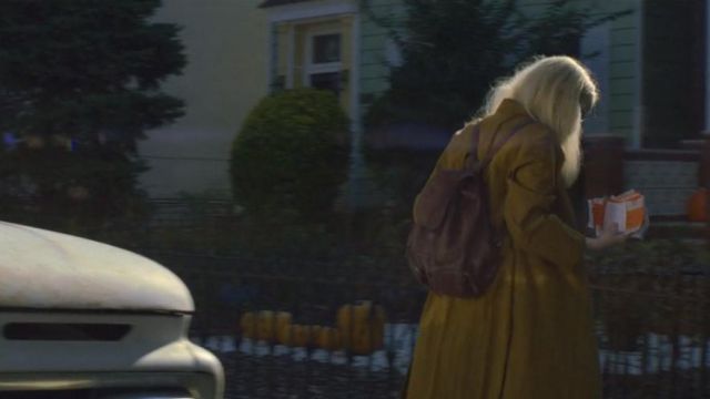 The backpack violet Annie Landsberg (Emma Stone) in Maniac (S01E02)