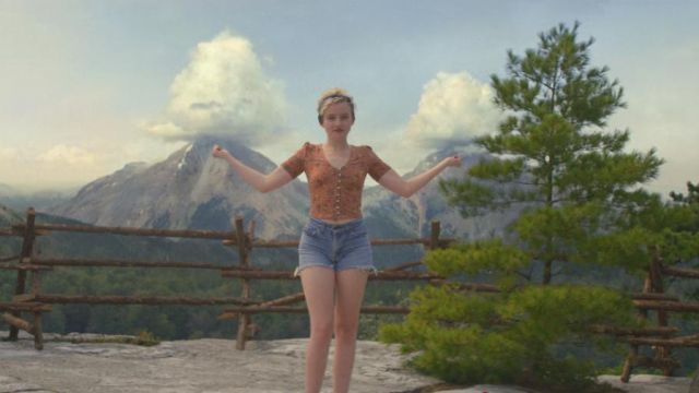 The jean shorts clear Ellie Landsberg (Julia Garner) in Maniac S01E02 Spotern