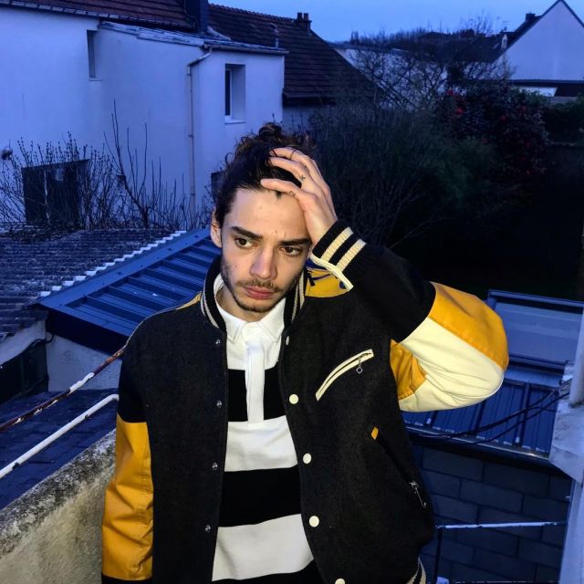La veste bomber noir et jaune de Lujipeka sur son compte Instagram @lujipeka
