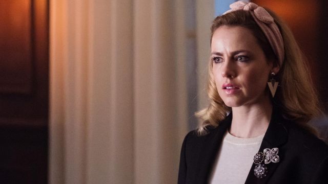 The earrings are triangular, Cassie (Amanda Schull) in 12 Monkeys S03E6