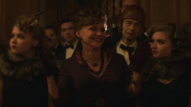 The collar purple the Dr. Greta Mantleray (Sally Field) in Maniac (S01E05)
