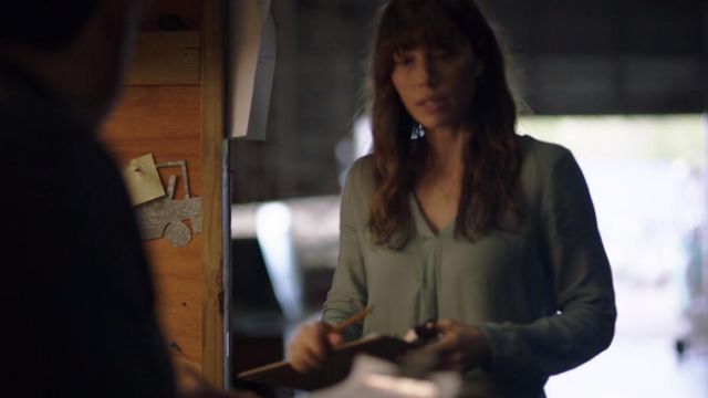 Le chemisier vert de Cora Tannetti (Jessica Biel) dans The Sinner (S01E01)