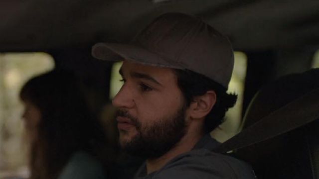 La casquette marron de Mason Tannetti (Christopher Abbott) dans The Sinner (S01E01)