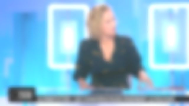 The held print leopard gold on black background of Caroline Roux in C in the air September 28, 2018