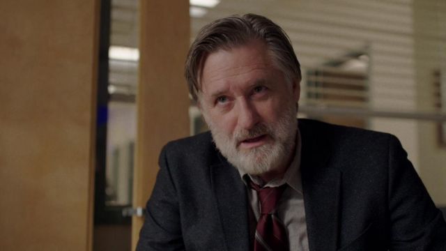 La cravate rouge rayée d'Harry Ambrose (Bill Pullman) dans The Sinner (S01E02)