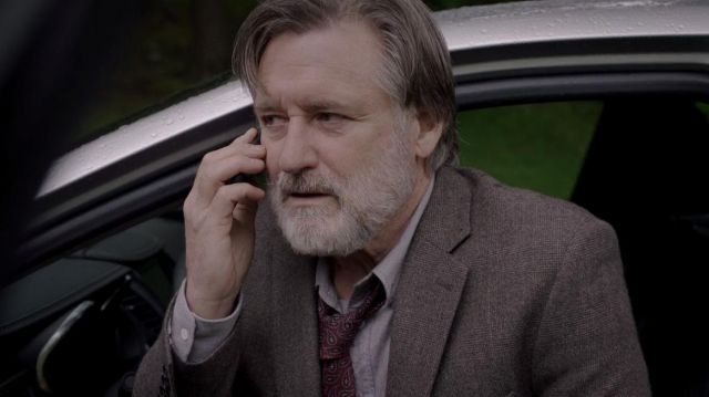 La cravate rouge d'Harry Ambrose (Bill Pullman) dans The Sinner (S01E02)