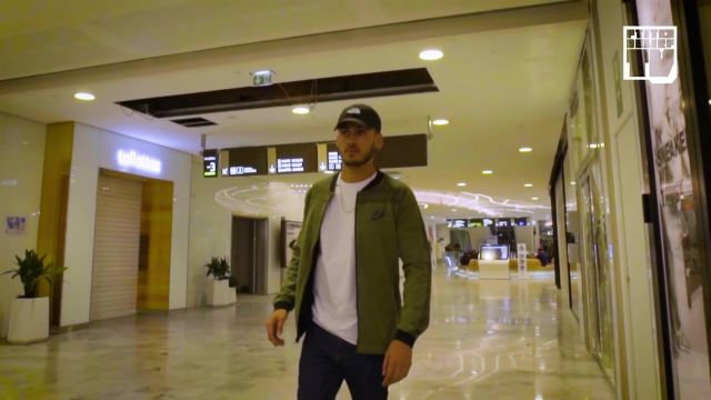 Le t'-shirt blanc Comme des Garçons de Deen Burbigo dans la video " MASKEY & DEEN BURBIGO – Bail 2 Sneakers"