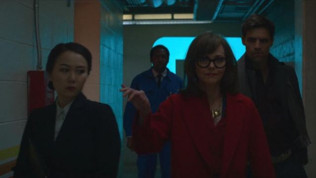 The wool coat of the Dr. Greta Mantleray (Sally Field) in Maniac (S01E06)