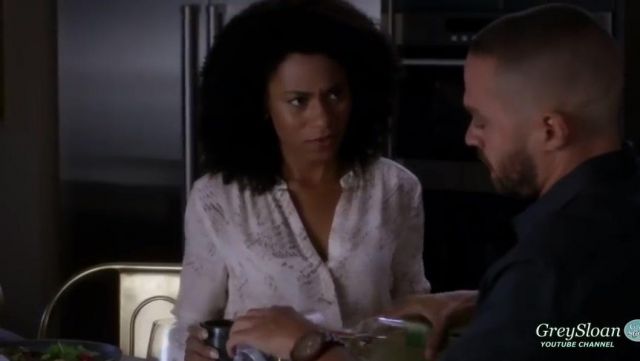 Le Chemisier boutonné en soie à imprimé peau de serpent de Maggie Pierce (Kelly McCreary) dans Grey's Anatomy (S15E01)