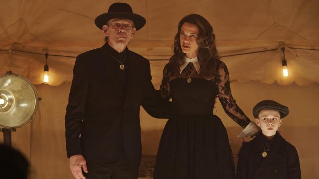 Vestido negro de Vivian Rutledge (Scottie Thompson) visto en 12 Monkeys S03E06