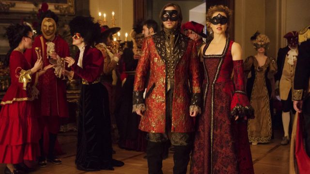 James Cole's (Aaron Stanford) red and gold coat as seen in 12 Monkeys S03E08