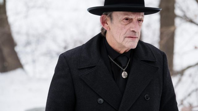 Zalmon Shaw's (Christopher Lloyd) black coat as seen in 12 Monkeys S03E06