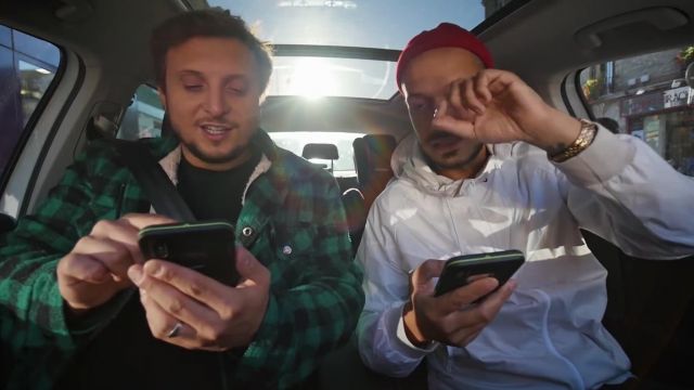 La veste à carreaux verte de Mcfly dans la vidéo "Instagram Contrôle notre vie pendant 24H" de Mc Fly et Carlito