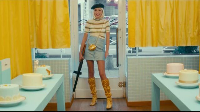 La mini jupe en jean bleu de Angèle dans son video clip La Thune