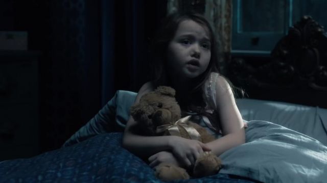The teddy bear of the young Nell (Violet McGraw) in " The Haunting of Hill House (S01)
