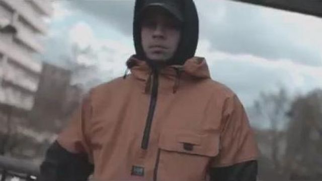 La veste parka bicolore marron / orange et noire de Sopico dans son video clip Heat