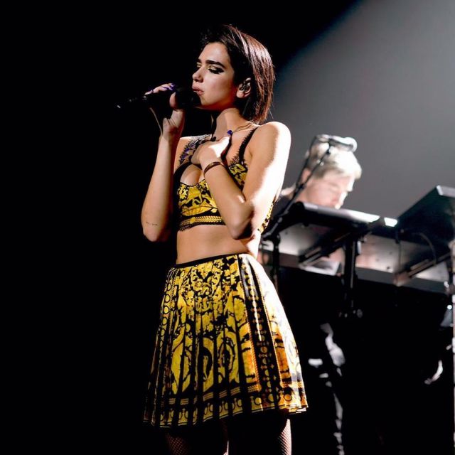 La brassière baroque Versace Vintage de Dua Lipa sur le compte instagram de @dualipa