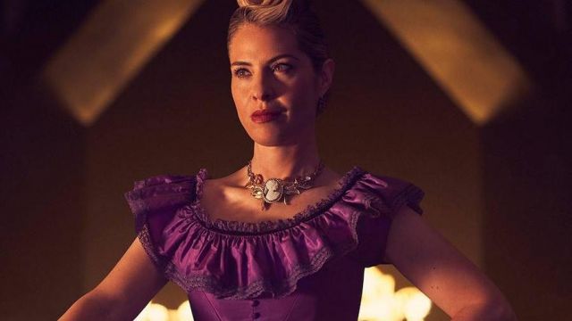 Coco St. Pierre Vanderbilt's (Leslie Grossman) purple dress as seen in Ame­ri­can Hor­ror Story Apo­ca­lypse (S08)
